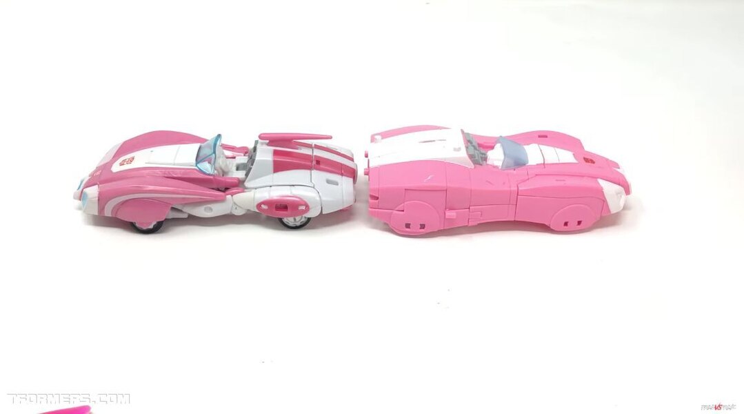 Earthrise Arcee Deluxe Class Review By PrimeVsPrime  (8 of 34)